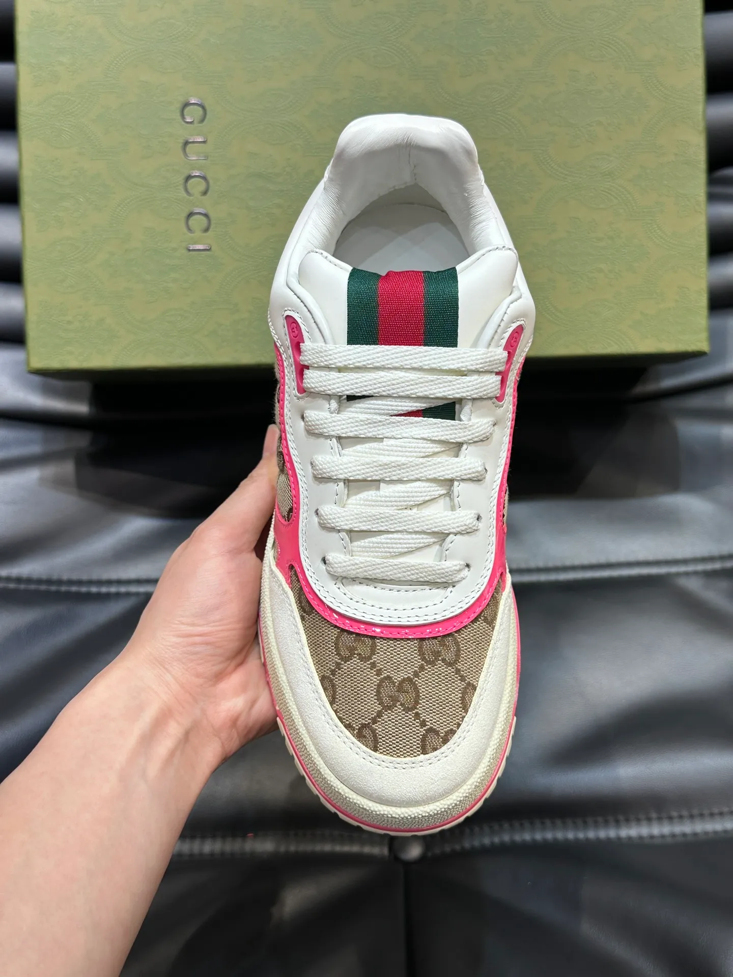 p480 Men's Men's Shoes Gucc*Gucci Re-Web series👫Couple's webbed leather sneakers, as the first sneakers created by Sabato De Sarno for Gucci, the Re-Web series reinterprets the brand's classic stripes, and sets off the modern silhouette design with bold and unique details. This shoe is crafted from iconic classic GG canvas and white leather. This new sneaker is ingeniously decorated with many of the brand's classic details, and is equipped with a bright red and green webbing tongue, which will make people fall in love at first sight. Yuan Size: Female 35-40 Male 39-44 (can be customized to 45, 46